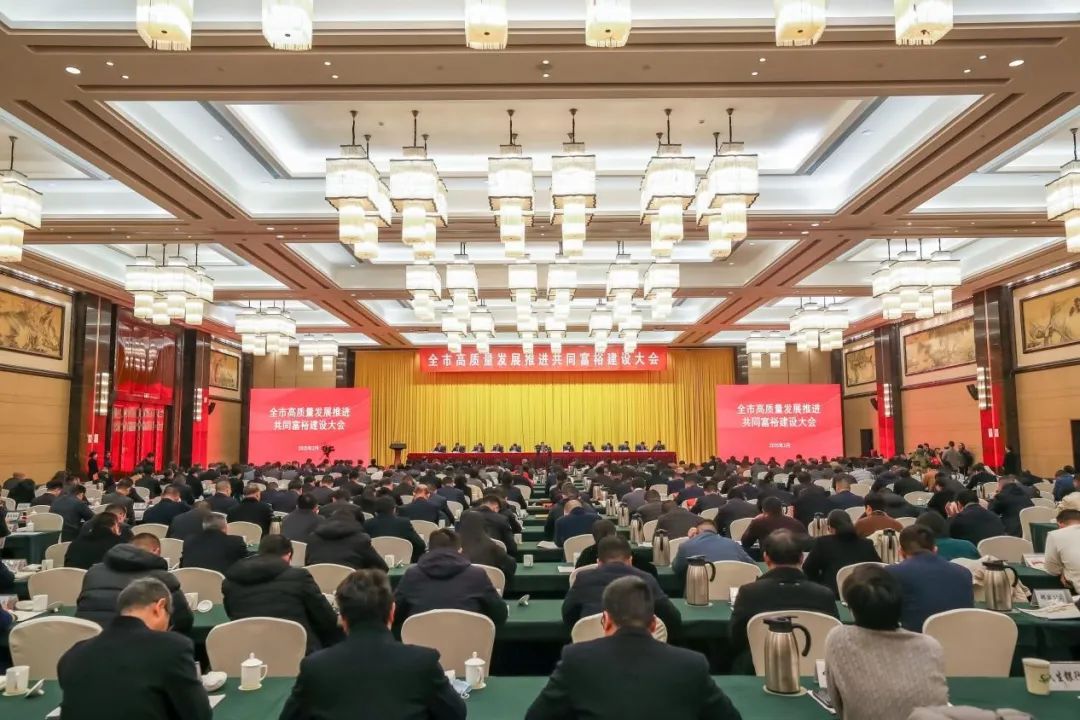 福蛇呈祥，載譽前行 雙鳥機械榮膺“富樂嵊州建設(shè)貢獻獎” — 工業(yè)企業(yè)30強、工業(yè)商貿(mào)類納稅20強兩項榮譽